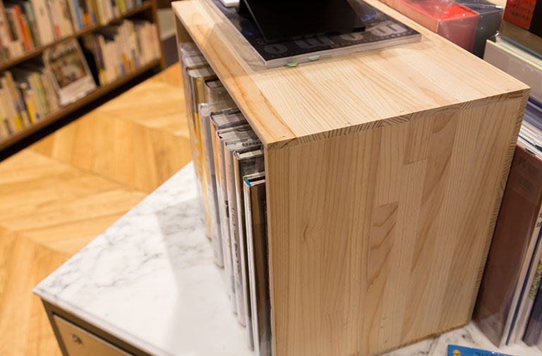 写真：八戸ブックセンター店内にある木箱