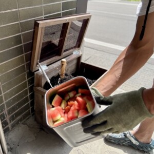 古いりんご箱を再利用した”コンポスト”②〜土を入れて生ごみを投入