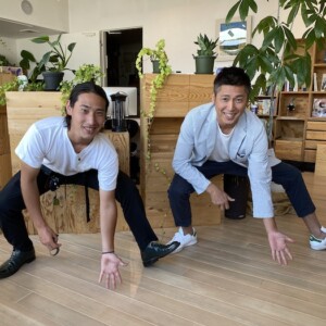靴磨きで世界一周する男”佐原総将”の本を地元の板柳中学校へ寄贈